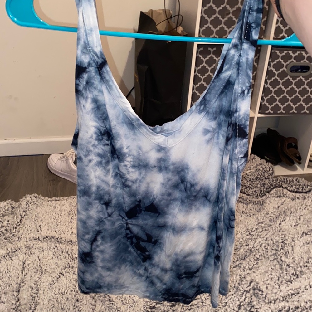 Cute tank top, kind of a crop top.